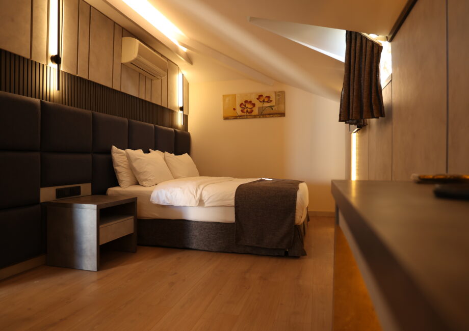 Deluxe King Suit – Deniz Manzaralı ve Balkonlu